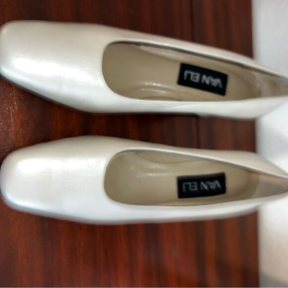 Vaneli Vintage Beige Leather Pumps. 2.5 Inch Stacked Heels. Size 6.5 Narrow - Picture 5 of 12